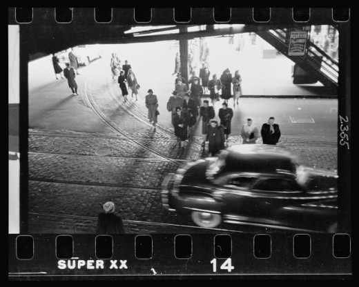 06-6.-View-from-above-of-automobile-and-pedestrians-on-street-below-the-L-elevated-railway-in-Chicago-Illinois-520x416