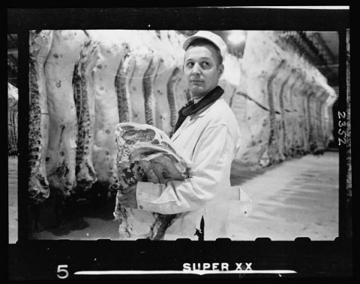10-20.-Butcher-holding-slab-of-beef-in-a-meat-locker-520x411