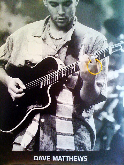 dave_matthews_holding_my_livestrong_bracelet