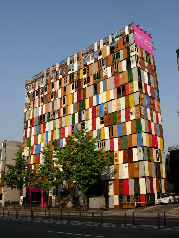 1000-doors-installation-choi-jeong-hwa-gessato-gblog-2-580x773