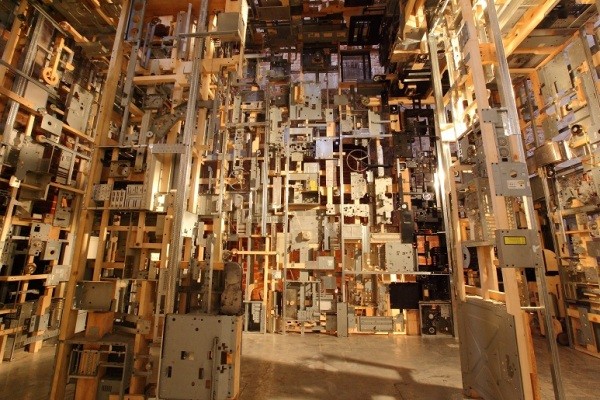 dead-computer-parts-sculpture-2