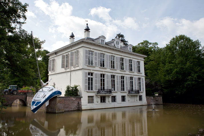 The-living-sculptures-of-Erwin-Wurm-Middelheim-Museum-of-Antwerp-yatzer-00