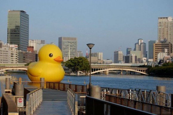 giant-rubber-duck-florentijn-hofman-gessato-gblog-2-580x385