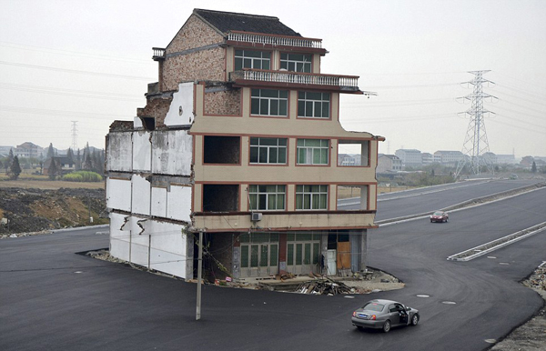 house-in-middle-of-road-luo-baogen