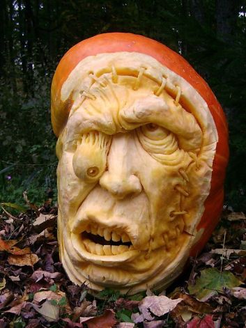 Incredible-and-freaky-pumpkin-carvings-2319287-13