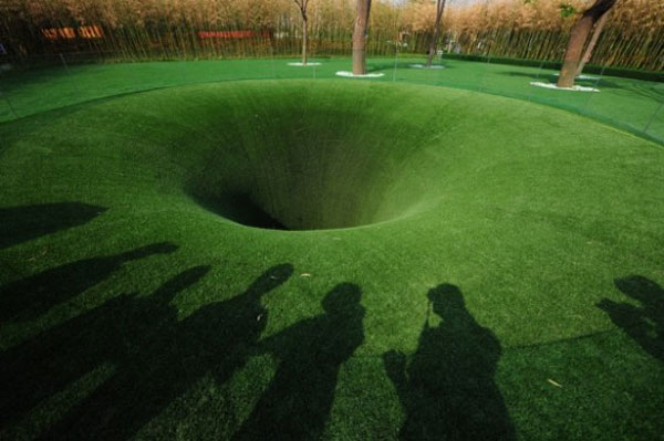 jux_hole