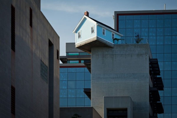 jux_falling_house1