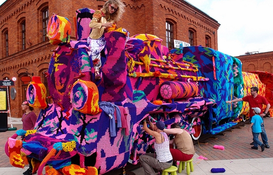 Olek crochet covers locomotive train in Poland
