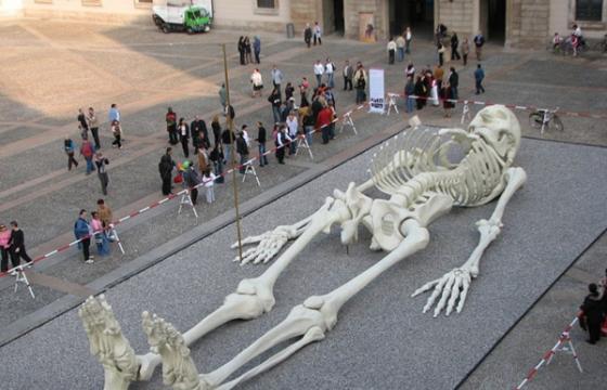 Gino De Dominicis's giant skeleton
