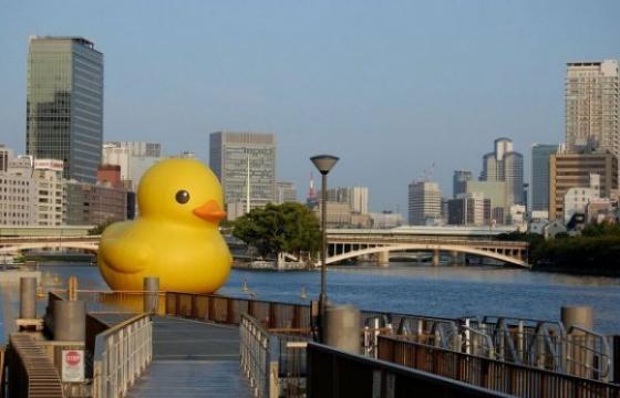 The Giant Rubber Duckie by Florentijn Hofman
