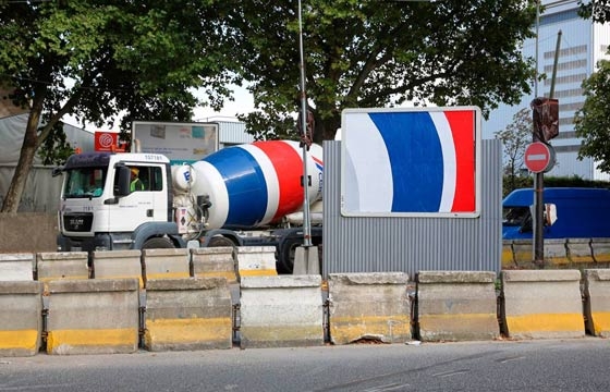 Clever Billboard alterations by OX’s in Paris