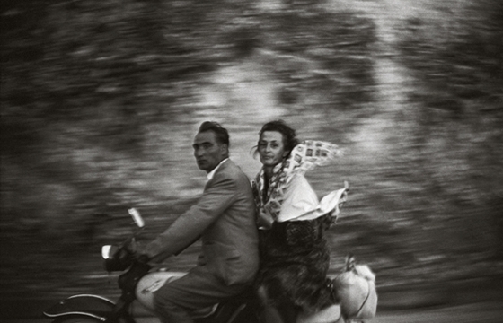 Howard Greenberg Gallery recreates Joel Meyerowitz"s "MY EUROPEAN TRIP: Photographs from the Car"
