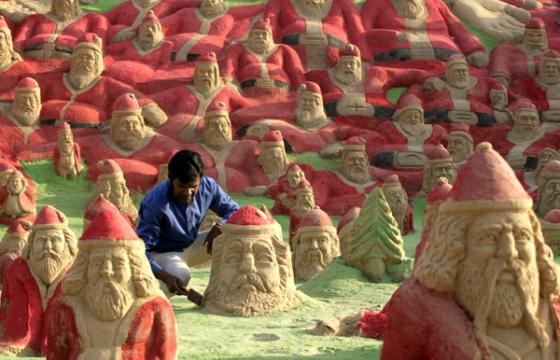 500 Santa Clauses Made of Sand by Sudarsan Pattnaik