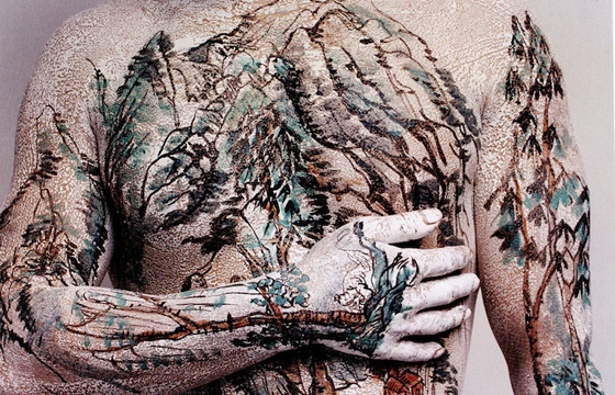 Huang Yan Paints Song Dynasty Landscapes on the Human Body