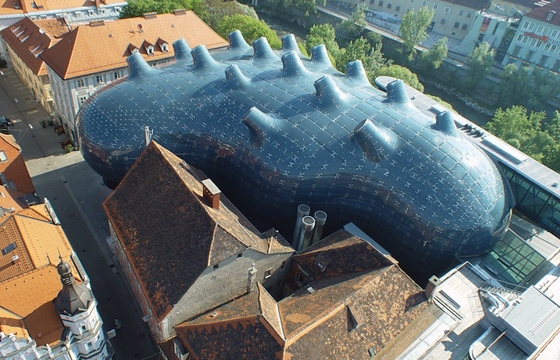 Alien-Looking "Kunsthaus Graz" Building Inhabits Historic Neighborhood