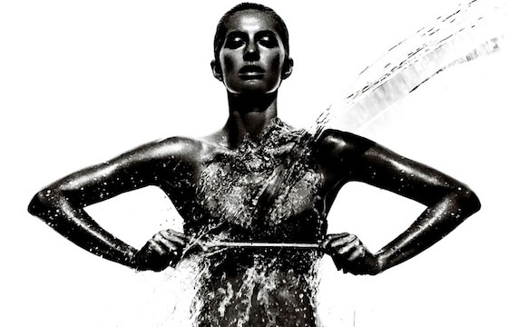 Batendo Um Bolão by Mario Testino