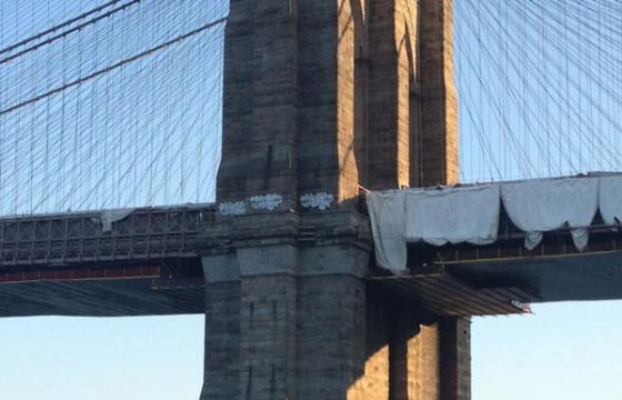 Lewy paints Brooklyn Bridge