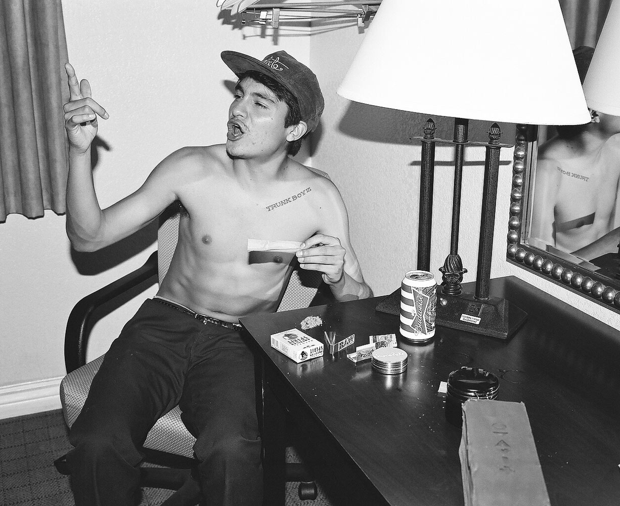 Ooooh, dis my jam dough. Flaco rolls one