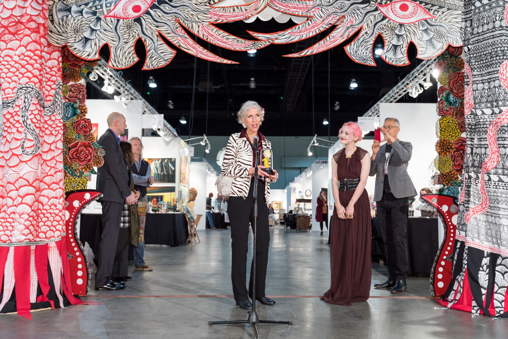 Margaret Keane accepting the Lifetime Achievement Award