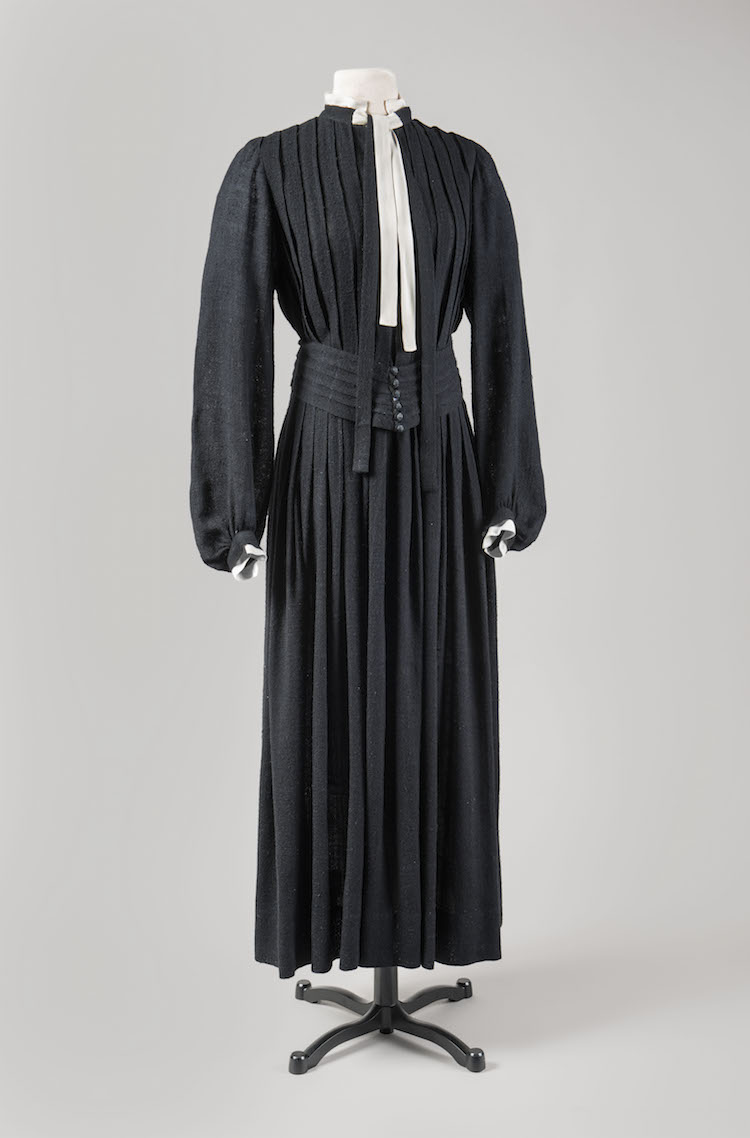 Attributed to Georgia O’Keeffe. Dress with Matching Belt, circa 1930s. Black wool, crepe and white silk. Georgia O’Keeffe Museum, Gift of Juan and Anna Marie Hamilton, 2000.3.355a-b. (Photo © Georgia O’Keeffe Museum)