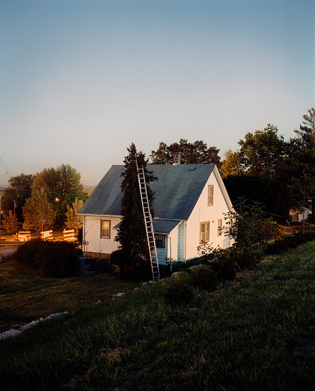 Ladder and House, Omaha, NE, 2005-2018 © Gregory Halpern