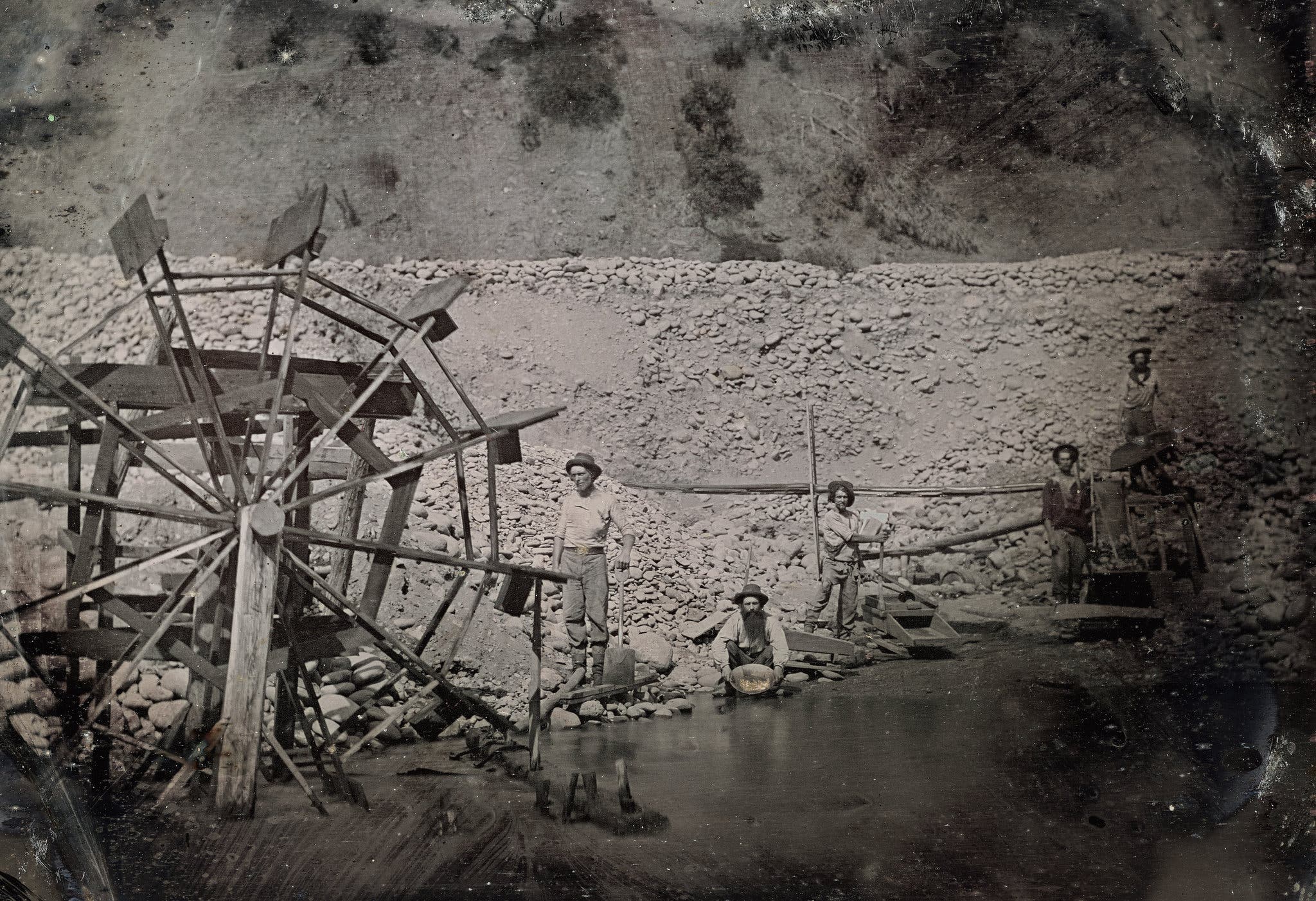 Men mining gold. Circa 1853. © Canadian Photography Institute