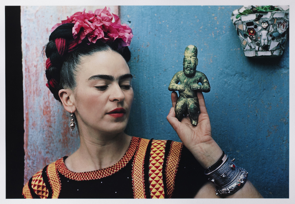 Nickolas Muray "Frida with Olmeca Figurine, Coyoacán", 1939 Color carbon print, 10 3/4 x 15 3/4 in. (27.3 x 40 cm) Fine Arts Museums of San Francisco, Gift of George and Marie Hecksher in honor of the tenth anniversary of the new de Young museum. 2018.68.1. Image courtesy the de Young Museum; © Nickolas Muray Photo Archives Image courtesy of the Fine Arts Museums of San Francisco