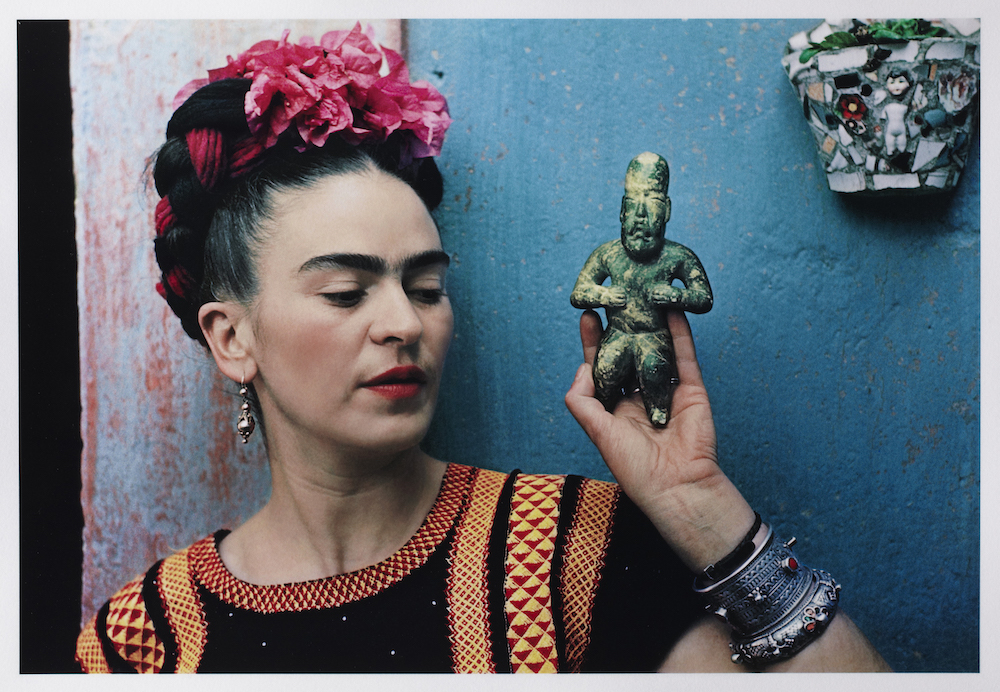 Nickolas Muray "Frida with Olmeca Figurine, Coyoacán", 1939 Color carbon print, 10 3/4 x 15 3/4 in. (27.3 x 40 cm) Fine Arts Museums of San Francisco, Gift of George and Marie Hecksher in honor of the tenth anniversary of the new de Young museum. 2018.68.1. Image courtesy the de Young Museum; © Nickolas Muray Photo Archives  Image courtesy of the Fine Arts Museums of San Francisco