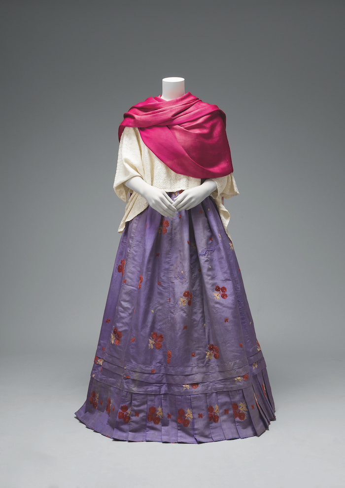 Rebozo and cotton huipil; silk shirt wit woven velvet floral motifs  Photographs: Javier Hinojosa Diego Rivera and Frida Kahlo Archives, Banco de México, Fiduciary of the Trust of the Diego Rivera and Frida Kahlo Museums  Image courtesy of the Fine Arts Museums of San Francisco
