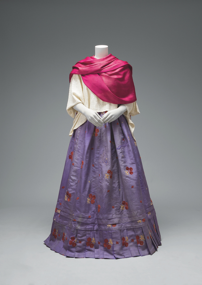 Rebozo and cotton huipil; silk shirt wit woven velvet floral motifs Photographs: Javier Hinojosa Diego Rivera and Frida Kahlo Archives, Banco de México, Fiduciary of the Trust of the Diego Rivera and Frida Kahlo Museums Image courtesy of the Fine Arts Museums of San Francisco