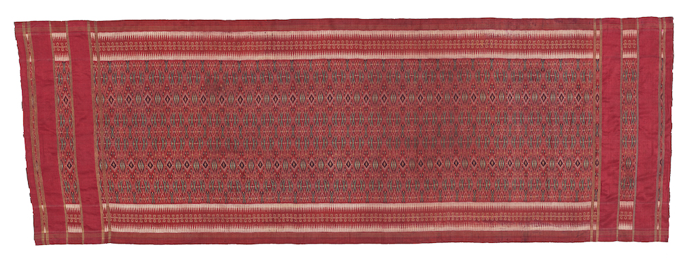 Ceremonial textile (cepuk), 1850–1900. Indonesia; Bali. Silk with metal-wrapped threads. Asian Art Museum of San Francisco, Gift of Joan and M. Glenn Vinson Jr., 2018.122. Photograph © Asian Art Museum