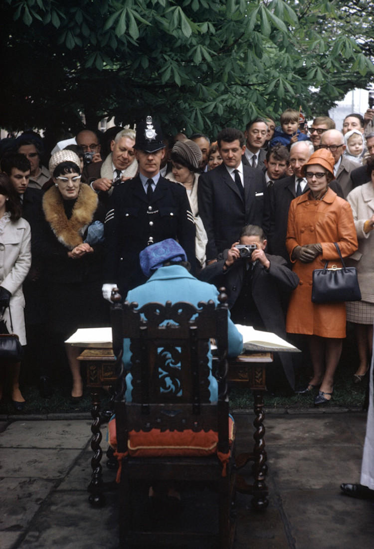 The Queen on tour. Cheshire, England, 1968. © Eve Arnold/Magnum Photos The Queen on tour. Cheshire, England, 1968. © Eve Arnold/Magnum Photos