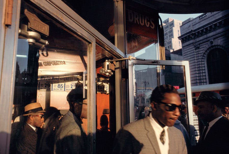 Frank Horvat - NY, USA, Drugs shop entrance, 1984