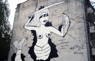 Fuzi paints a large Warsaw Mermaid image