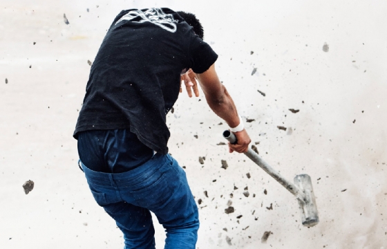 Thomas Prior Photographs a Festival of Exploding Sledgehammers