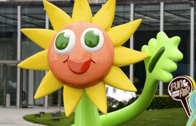 Jack Sachs Fiberglass Sculptures Add Positivity to People Leaving Lockdown in Chengdu, China