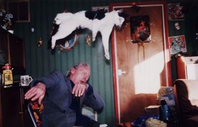 Rediscovering the Intimate Chaos of Richard Billingham’s "Ray’s a Laugh"
