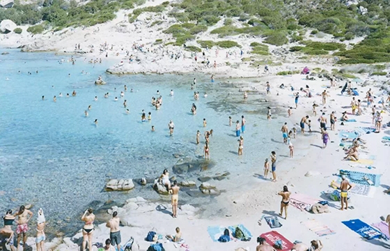 Renowned photographer exhibits his large-scale Italian beach panoramas